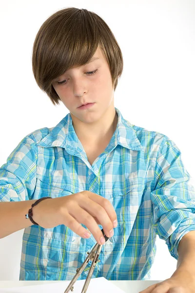 School jongen werken met een cirkel, geïsoleerd op wit — Stockfoto