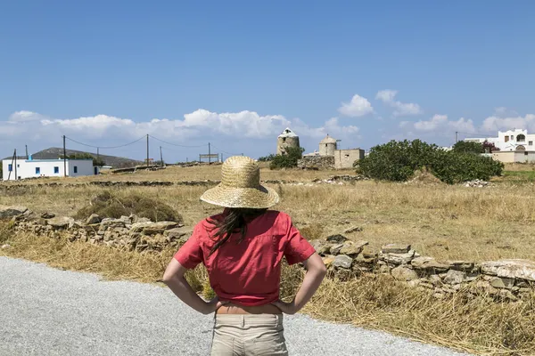 Спина дівчини, дивлячись на середземноморський пейзаж — стокове фото