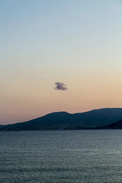 Lonely cloud over an island mountain, sunset — Stock Photo, Image