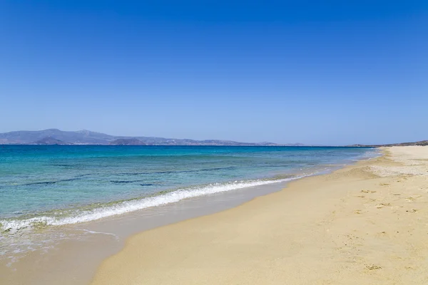 boş plaj turkuaz okyanus ve arka planda bir ada