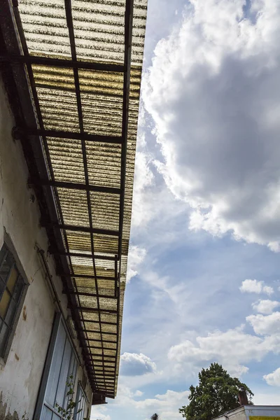 旧瓦楞纸板聚碳酸酯屋顶与生锈建设 — 图库照片