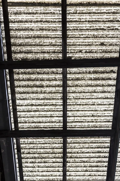 Paslı inşaat ile eski oluklu polikarbonat çatı — Stok fotoğraf