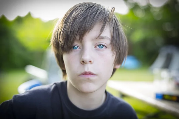 Portret nastoletniego chłopca, siebie — Zdjęcie stockowe