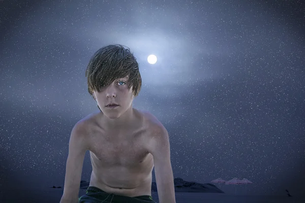 Baño de niño al sol en invierno en la playa — Foto de Stock