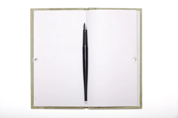 Pagina bianca del taccuino con penna nera isolata su bianco — Foto Stock