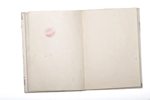 Diario abierto con papel japón y lápiz labial beso aislado en blanco — Foto de Stock