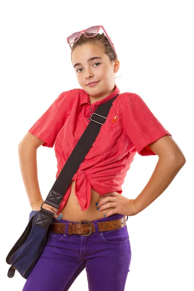 彼女の肩をすくめる袋、サングラスと 10 代の少女の笑顔 — ストック写真
