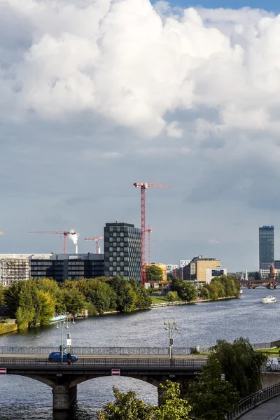 運河と劇的な空とベルリンのスカイライン — ストック写真