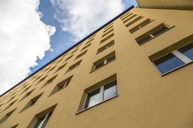 Sarı ev duvar mavi gökyüzü ile aşırı bakış