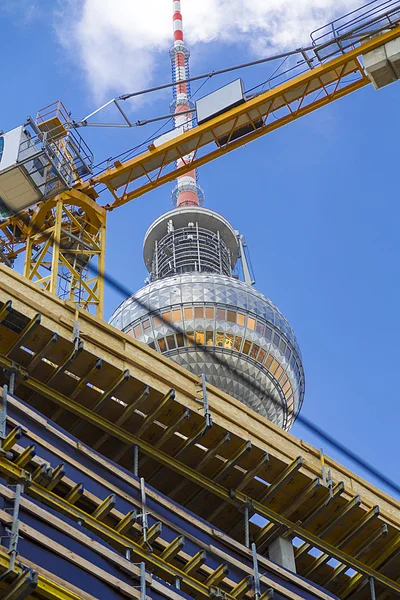 На вершине телебашни Берлин, которая видна через строительную площадку — стоковое фото
