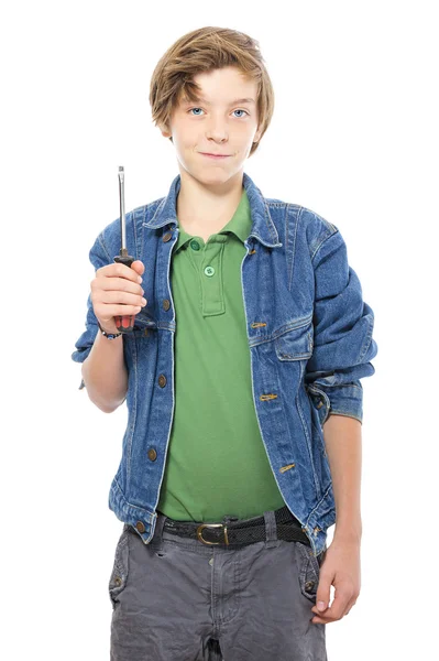 Fiducioso ragazzo adolescente in possesso di un cacciavite, isolato su bianco — Foto Stock