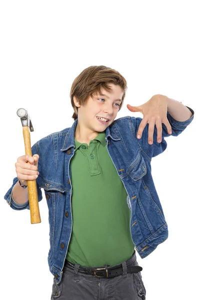 Tiener heeft zijn duim geslagen met een hamer, geïsoleerd op whit — Stockfoto