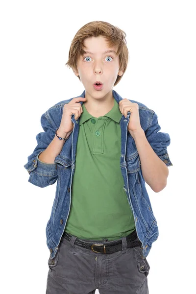 Espantado adolescente menino com as mãos em seu colarinho levantado, isolado em — Fotografia de Stock