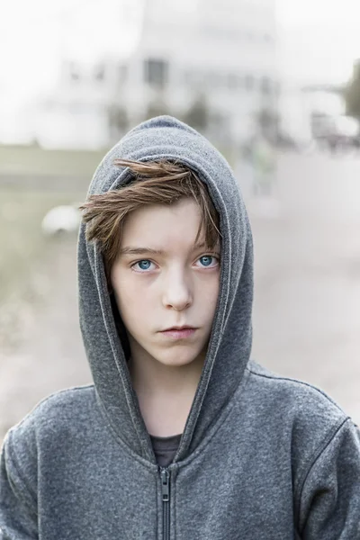 Retrato de un adolescente con sudaderas con capucha gris —  Fotos de Stock