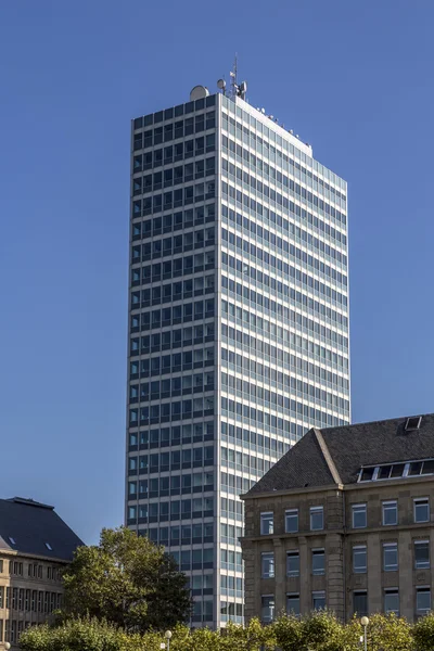 Съемка офисного здания и старых зданий спереди, с blu — стоковое фото
