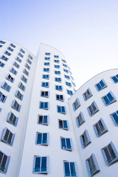 Weißes Haus mit blauen Fenstern, moderne Architektur — Stockfoto