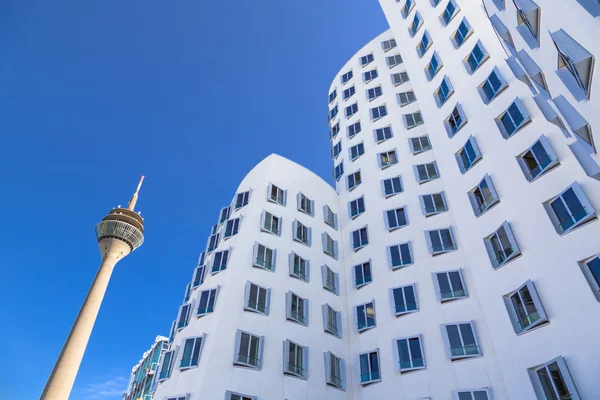 Düsseldorf televizní věž s moderní architekturou vpředu — Stock fotografie