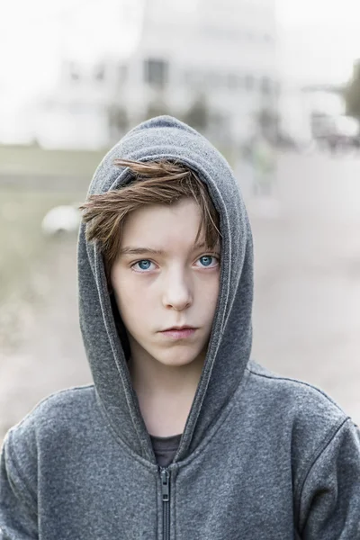Retrato de un adolescente con sudaderas con capucha gris Fotos de stock libres de derechos