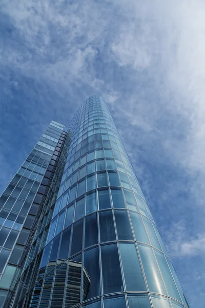 Edificio de oficinas. silueta de cristal moderna de rascacielos con dram —  Fotos de Stock
