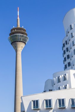 Duesseldorf tv Kulesi önünde modern mimarisi ile