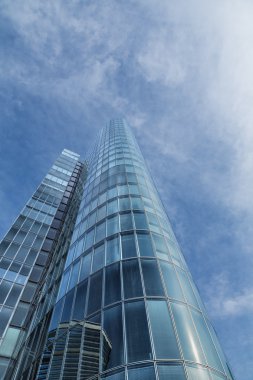 Ofis Binası. dramı ile gökdelen silueti modern Cam