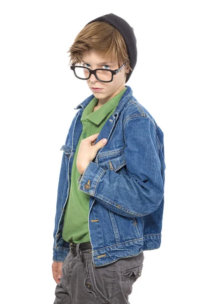 Adolescente con occhiali enormi un berretto, isolato su bianco — Foto Stock
