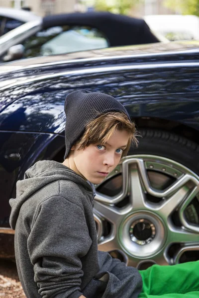 Cool adolescente seduto di fronte a un bordo della ruota — Foto Stock