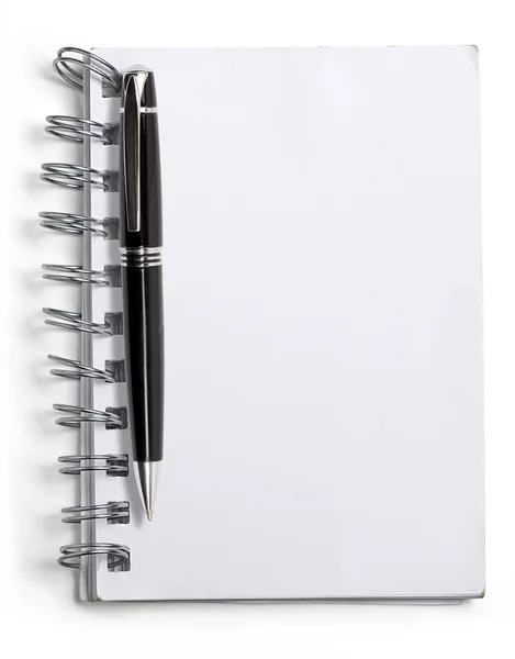 Livro de notas em branco usado com pasta de anel e caneta bola preta, isolat — Fotografia de Stock
