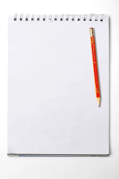 Lege nota boek gebruikt met ringband en oude potlood, geïsoleerde o — Stockfoto