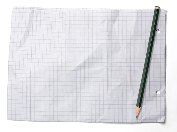Мятая бумага с линиями, отверстиями и карандашом, изолированные на белом — стоковое фото