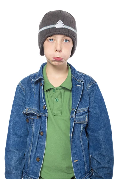 Retrato de un adolescente enfurruñado con gorra, aislado en blanco — Foto de Stock