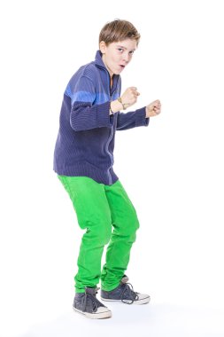 Casual havalı genç çocuk üzerinde beyaz izole yumruklarını clenches