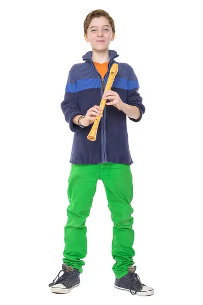 Felice ragazzo adolescente è in possesso di un flauto, isolato su bianco — Foto Stock