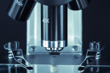 siyah arka plan ile mikroskop slayt yakın çekim