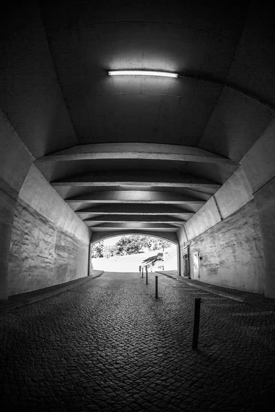 Lumière au bout du tunnel noir et blanc — Photo