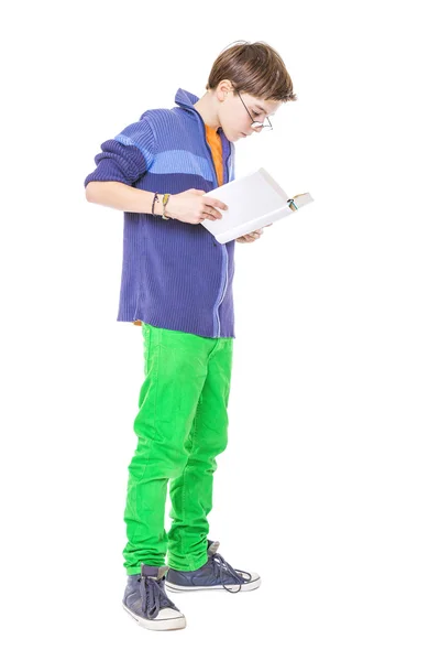 Adolescent garçon avec des lunettes de lecture un livre, isolé sur blanc — Photo