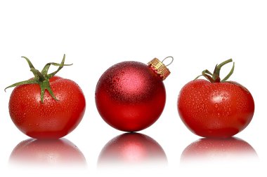 Natürmort iki domates ve kırmızı bir Noel top, izole