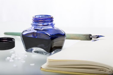 inkpot, günlük ve çini mürekkebi kalem, isolat ile Office kompozisyon