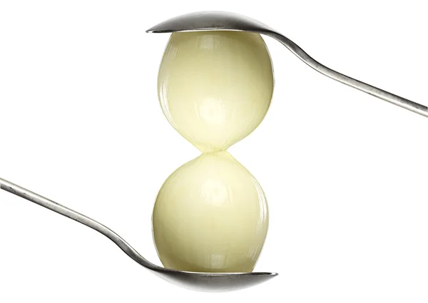 Dos cebollas entre dos cucharas, aisladas en blanco — Foto de Stock