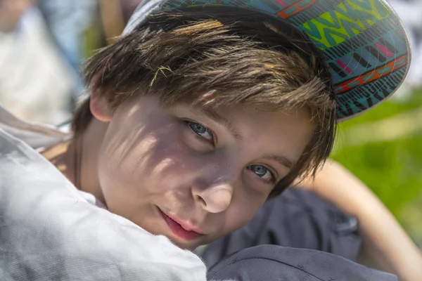 기본 모자 사진기로 보고 앉아있는 소년 — 스톡 사진
