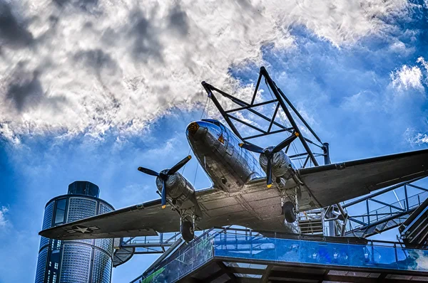 Самолет Rosinenbomber в Берлине на крыше с драматическим небом — стоковое фото
