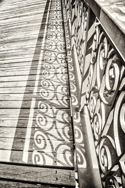 Vintage stijl detail van een oude brug met ingerichte leuning — Stockfoto