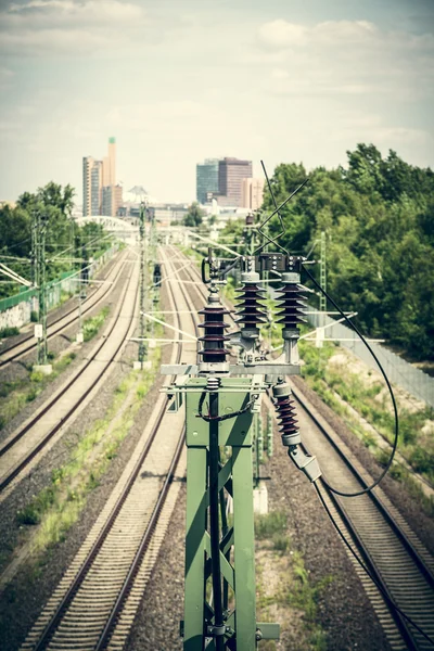 Oben auf einem Stromturm mit Eisenbahn im Hintergrund, einschießen — Stockfoto