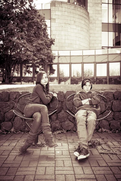 Vintage stijl portret van twee tiener zittend op ijzer stoelen — Stockfoto