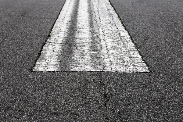 Yol üzerinde bir Havaalanı pistinde çizgi — Stok fotoğraf