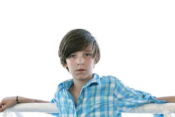 bir makaralama yaslanmış cool erkek genç portresi