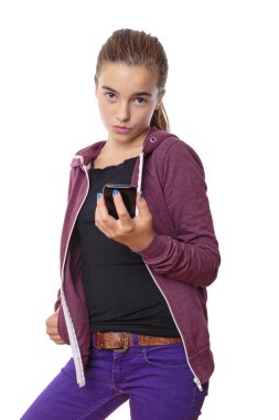 Cool kadın genç kızla w izole bir elinde akıllı telefon