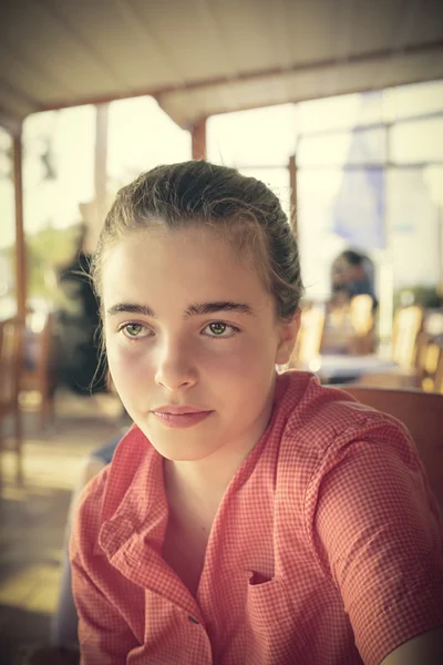 Retrato de una hermosa adolescente esperando en un restaurante — Foto de Stock