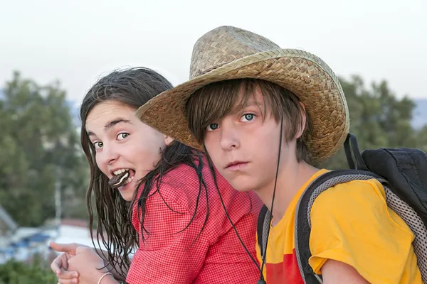 Dos adolescentes en viaje, con sombrero de paja y mochila — Foto de Stock