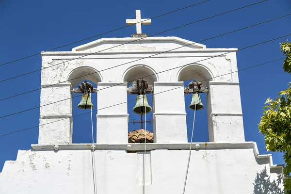 Detalle de una iglesia griega con cielo azul en el fondo —  Fotos de Stock